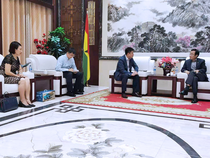 Les représentants du fabricant et le consessionnaire ZONDA ont rendu visite à Son Excellence Wang Shiting,  l